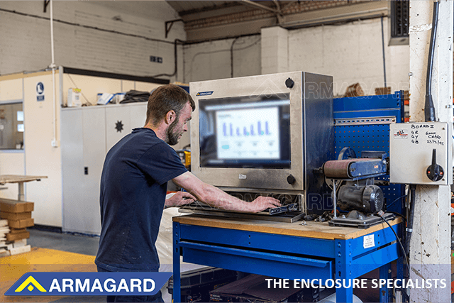 De PC HMI behuizing biedt tijdbesparende voordelen doordat u een scherm op uw werkvloer kunt hebben Een industriële operator gebruikt een PC HMI behuizing